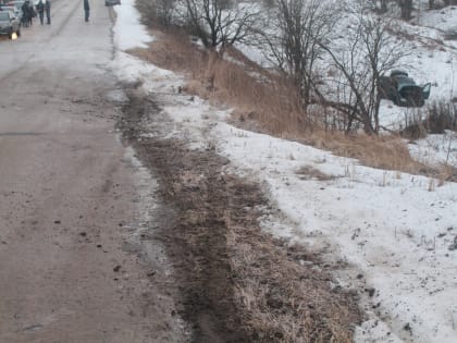 На границе Орловской и Курской областей перевернулся Рено Логан