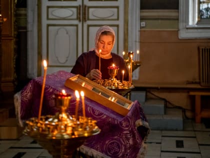 Православные христиане отмечают праздник Изнесения Животворящего Креста Господня