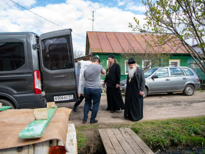 Митрополит Тихон передал пасхальные подарки семьям мобилизованных