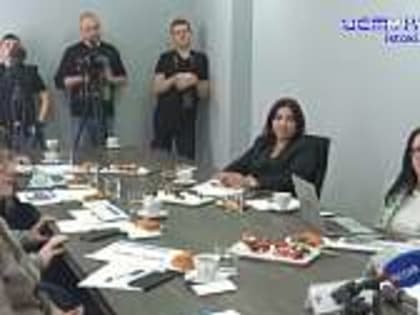 В Брянске организовали пресс-конференцию для СМИ. На вопросы журналистов отвечали начальник ФКУ Москва — Бобруйск Александр Яхнюк и директор филиала ФКУ Упрдор Москва-Бобруйск в Бр