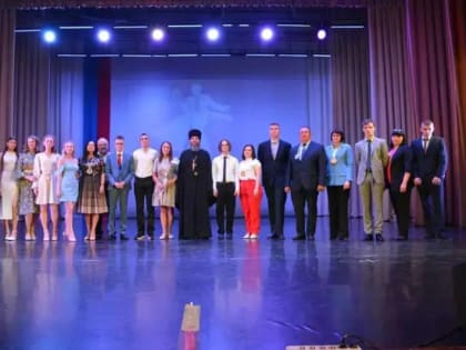 Мценский благочинный поздравил медалистов