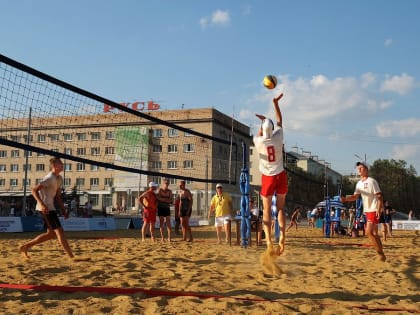 Пляжный волейбол в центре Орла