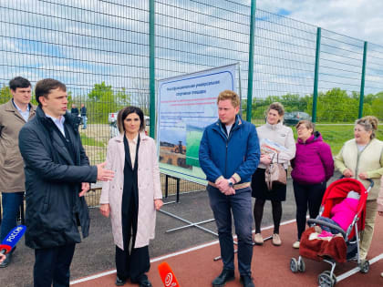 В рамках рабочего визита в Мценский район Губернатор Орловской области Андрей Клычков побывал на многофункциональной спортивной площадке в Нововолковском.