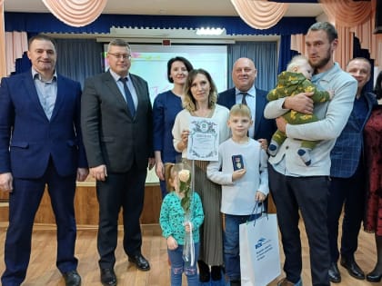 В Советском районе Орла поздравили многодетных мам с Днем матери.