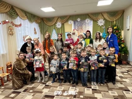 Орловские студенты показали новогоднюю сказку воспитанникам двух детских домов