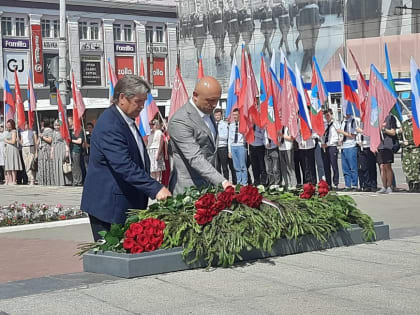 В День памяти и скорби депутаты Орловского городского Совета народных депутатов,  в Сквере Танкистов, возложили цветы.
