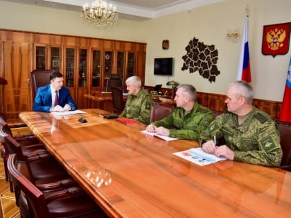 Андрей Клычков провел рабочую встречу с командующим войсками Московского военного округа Сергеем Кузовлевым