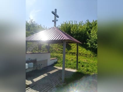 Над святым источником в Знаменском районе установили крест