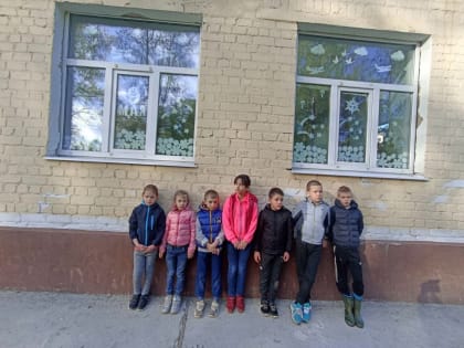 В преддверии Дня Победы воспитанники 1, 3, 4 классов с воспитателем Мамешиной Н.И. начали украшать окна своих спален