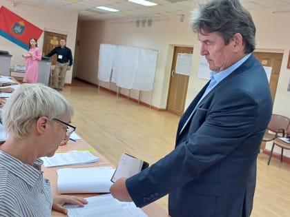 Депутаты Орловского городского Совета голосуют на выборах губернатора.