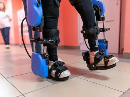 В орловскую детскую больницу приобрели экзоскелет для ходьбы