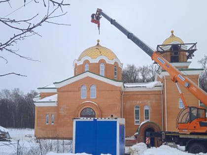 В храме под Орлом освятили новые купольные кресты