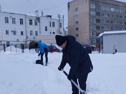 Аппарат горсовета вышли на уборку снега