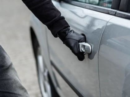 Под Орлом начинающие рецидивисты «укатили» чужой автомобиль