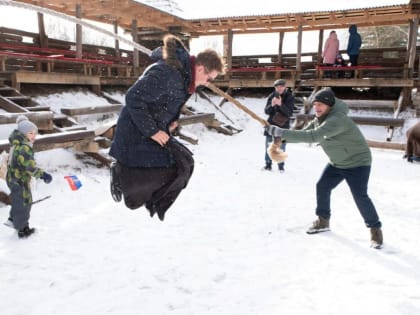 Орловский священник показал пример спортивного драйва на молодёжном празднике