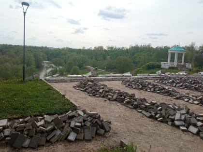 В Орле у ротонды на Дворянке сняли всю плитку