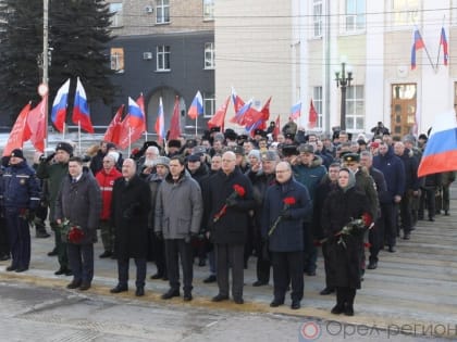 23 февраля на бульваре Победы в Орле состоялось торжественное возложение гирлянды Славы