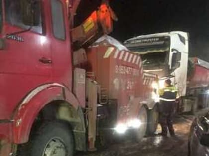 В Орловской области полицейские помогли водителю сломавшегося грузовика