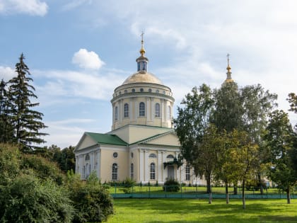 В канун престольного праздника Успенского собора Орла Владыка Тихон возглавил здесь всенощное бдение