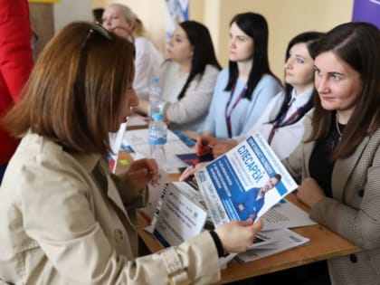 Учителя, полицейские, водители: орловцев пригласили заполнить вакансии на июльских ярмарках