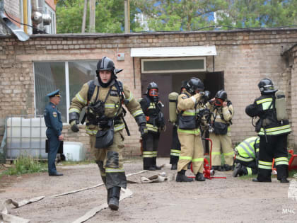 Орловские пожарные провели учение на производственно-складском объекте