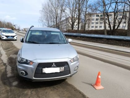 В Орле автоледи на Mitsubishi влетела на тротуаре в женщину с 8-летним ребёнком