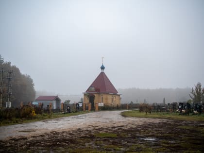 В день памяти прп. Амвросия Оптинского Архипастырь совершил Литургию в Лазаревского храма на Пашковском кладбище