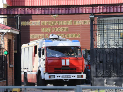 В Орле огнеборцы отработали действия по тушению пожара в образовательном учреждении