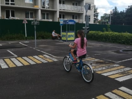 Особенные дети учатся в автогородке правилам безопасности