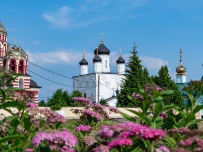 В канун праздника всех русских святых митрополит Тихон совершил богослужение в Успенском монастыре Орла