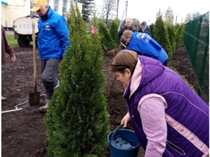 Трудовой десант "Сделаем школьный двор красивым"