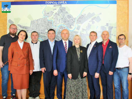 Мэр Орла Юрий Парахин вручил Благодарности помощникам бойцов СВО