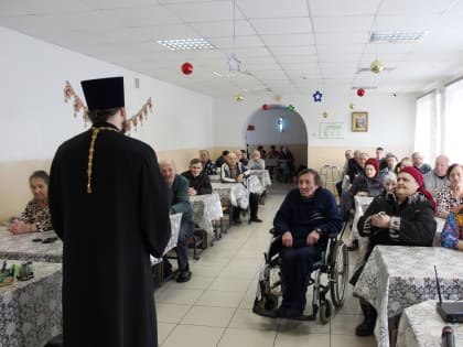 «Рождество для всех»: более 300 одиноких пожилых людей и инвалидов получили подарки от Орловской епархии