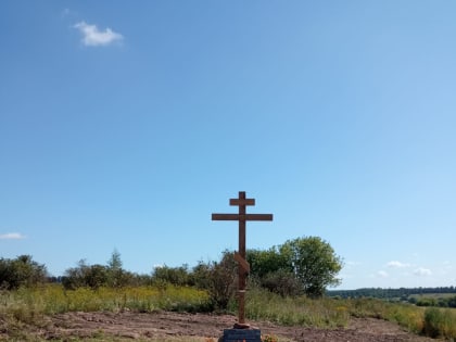 В Урицком районе на месте взорванного храма установлен поклонный крест