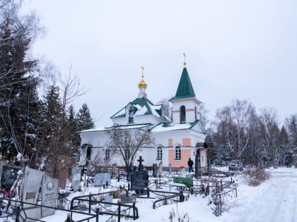 Во вторую великопостную субботу митрополит Тихон совершил Литургию и панихиду в храме иконы Божией Матери «Взыскание погибших»