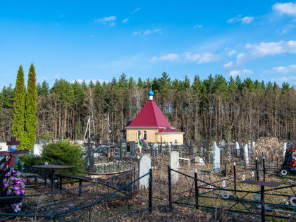 В Лазареву субботу митрополит Тихон совершил первую Литургию в Лазаревском храме на Пашковском кладбище