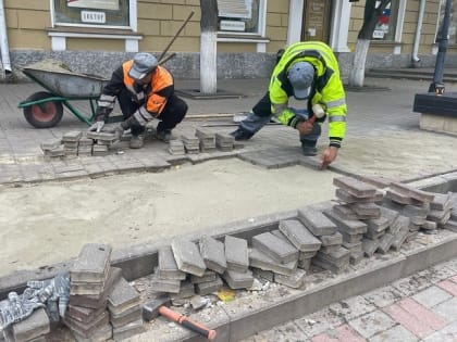 В Орле на улице Ленина экстренно устраняют провалы