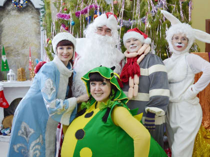 Артисты Мценского районного Дома культуры провели новогоднее представление для 20 малышей с ограниченными возможностями здоровья