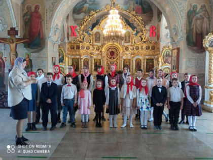 В Богоявленском соборе Орла прошел детский пасхальный концерт. На празднике выпускникам вручили свидетельства об окончании воскресной школы