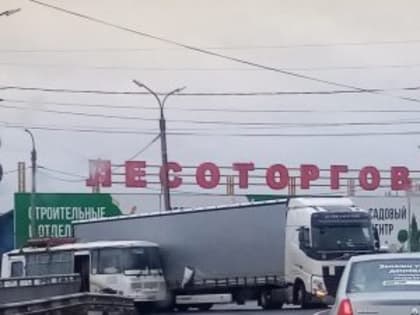 В Орле возле Лесоторговой базы маршрутка врезалась в фуру