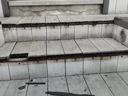 В Орле вандалы разворотили ступени летней эстрады Детского парка