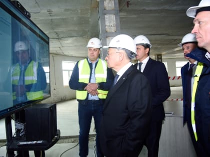 Министр строительства оценил ход работ по достройке медцентра в Орле