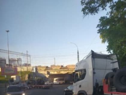 В Орле крупногабарит повредил троллейбусную сеть на Московской