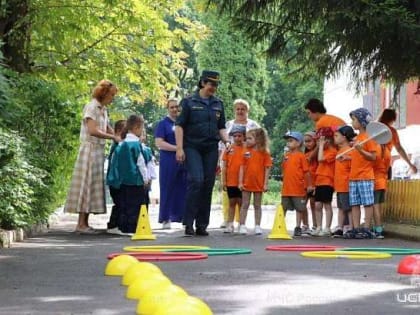 Они всегда приходят на помощь. К счастью, порой они просто приезжают в гости. Например, к юным кадетам-детсадовцам