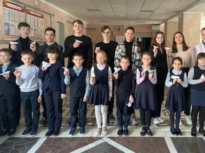 8 февраля в День российской науки обучающиеся 10 класса БОУ ОО «Созвездие Орла» провели мастер - класс во 2 б классе.