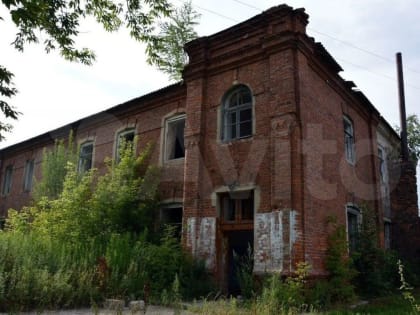 Под Орлом на продажу выставлена дореволюционная школа