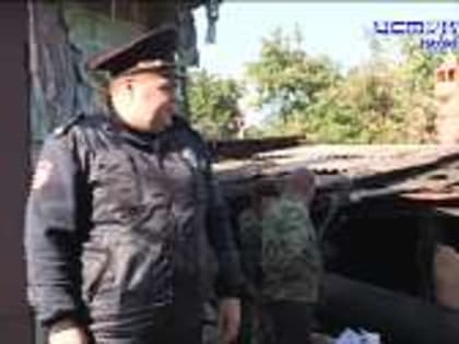 На днях сотрудникам ППС пришлось поработать спасателями. Они вывели из горящего дома несколько людей