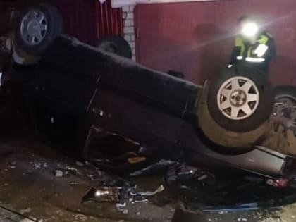 В Орле ещё один автомобиль «лёг на спину»