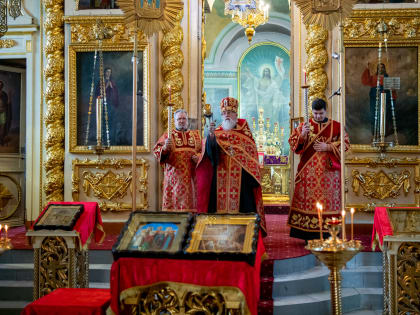 В канун Недели жен-мироносиц Архипастырь совершил всенощное бдение в Ахтырском кафедральном соборе