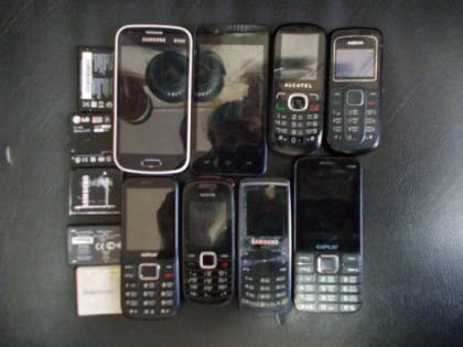 В орловских колониях у осужденных изъяли десятки мобильников